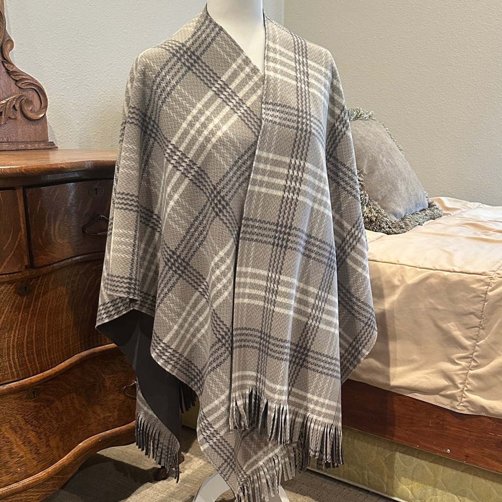 RACHEL Rachel Roy Gray Plaid Cape with Fringe